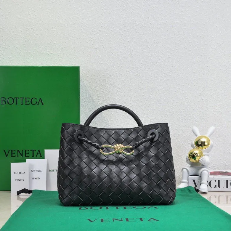 Batch 1860 B's 2023 spring and summer new model continues the brand's woven style with detailed metal knot switch buckles. This time, the shoulder straps are also made into tube weaves, showing different craftsmanship. The carrying method is versatile to create more different looks. Intrecciato woven leather small handbag, equipped with sliding crossbody strap. Internal compartments, including 1 zipper pocket and 2 open pockets with magnetic buckle closure. Size: 19*25*10.5cm, model: 7463#